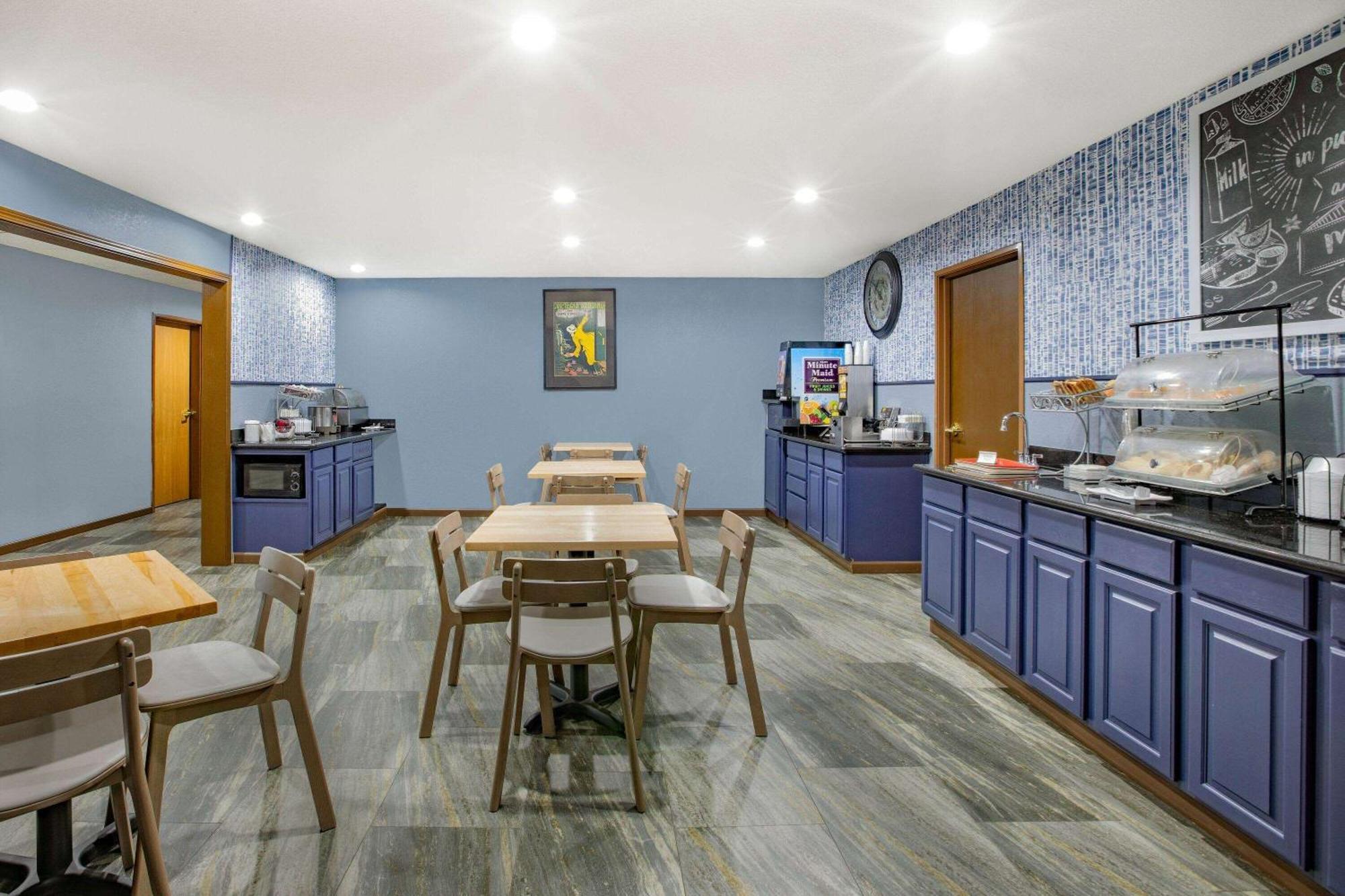 Americinn By Wyndham Pella Екстериор снимка