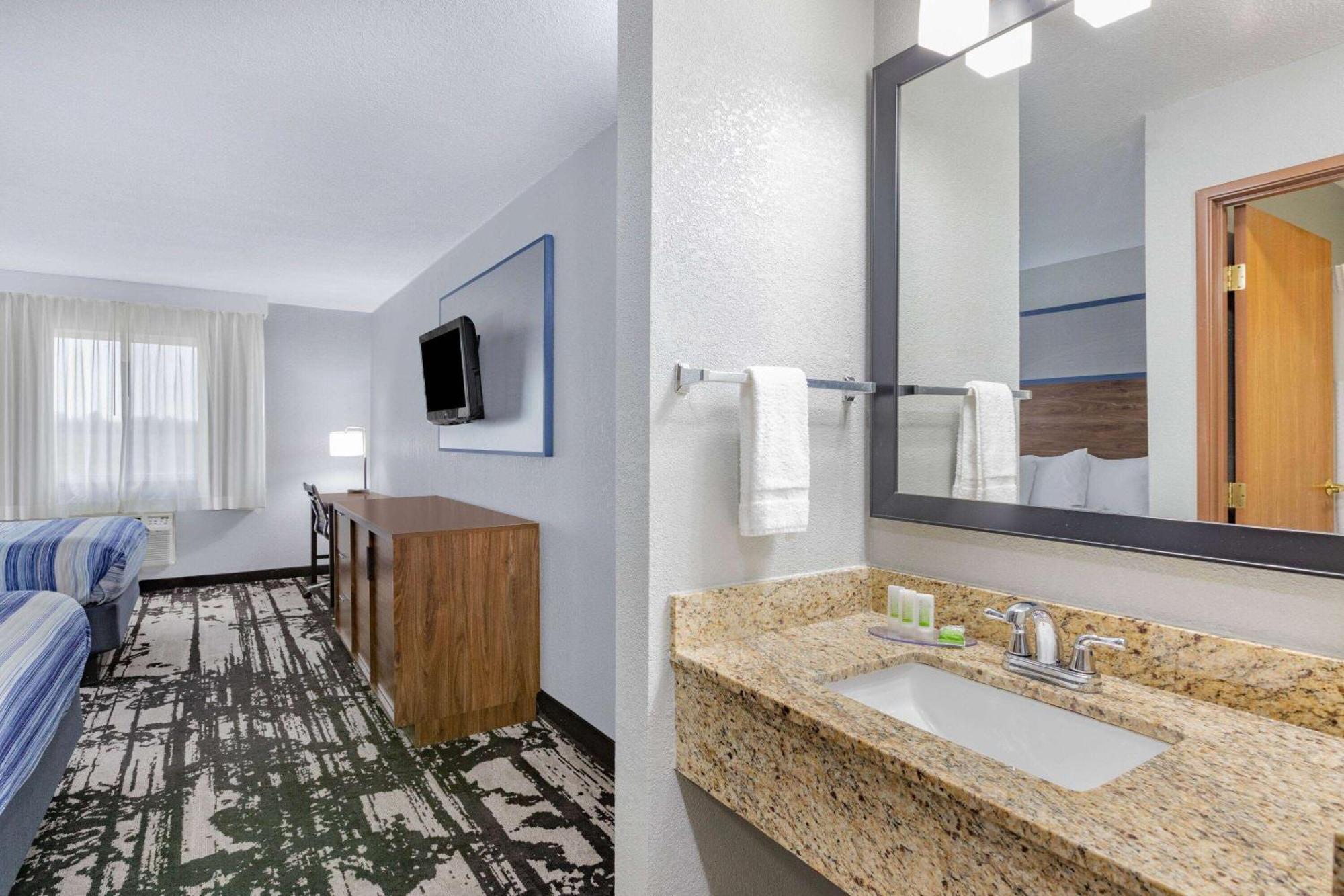 Americinn By Wyndham Pella Екстериор снимка